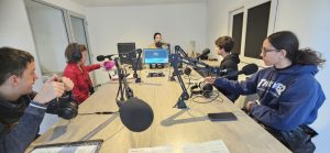 Restitution du défi d'écriture Ecris ta série dans les locaux de la radio RCM.