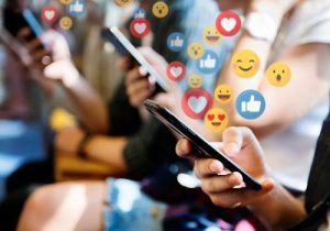 Des personnes assises sont en train de liker des contenus depuis leur téléphone portable. Communauté d'écriture Scéal studio